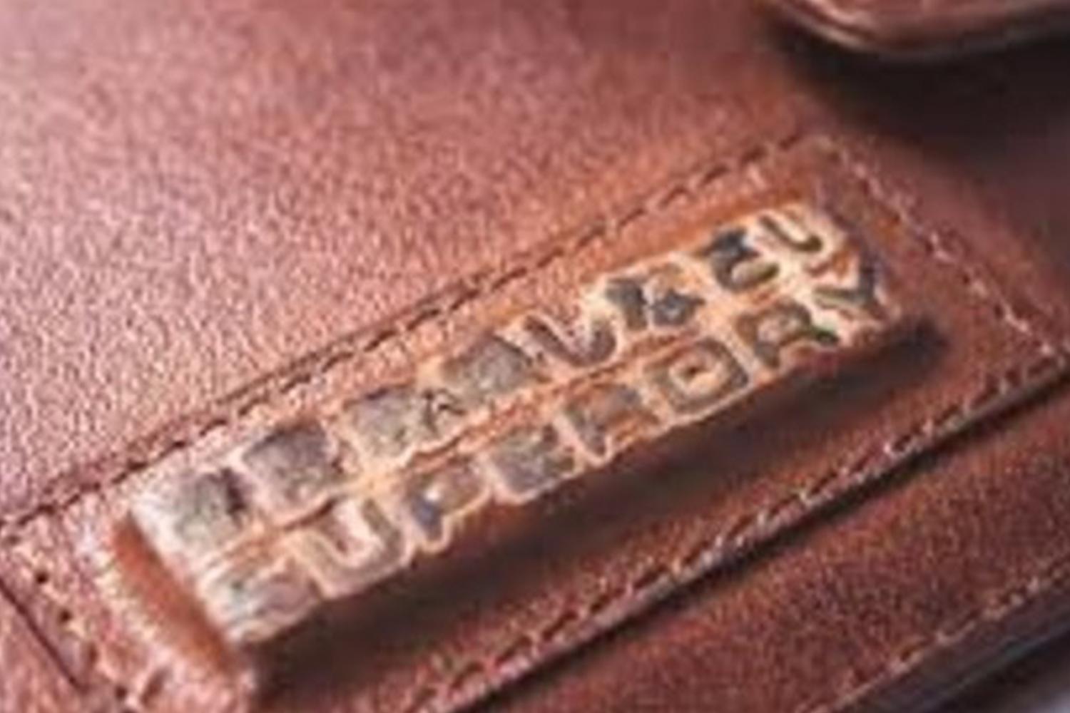 皮革製品的特寫，探討使用變質牛奶作為拋光劑的效果。