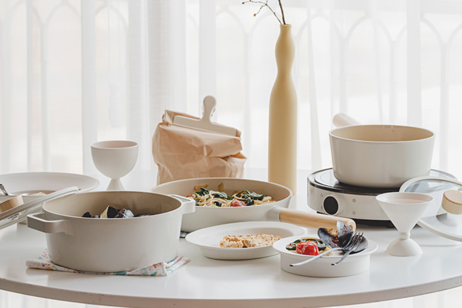 FIKA 鍋具在異國料理環境中展示，搭配現代設計元素，美觀且實用。