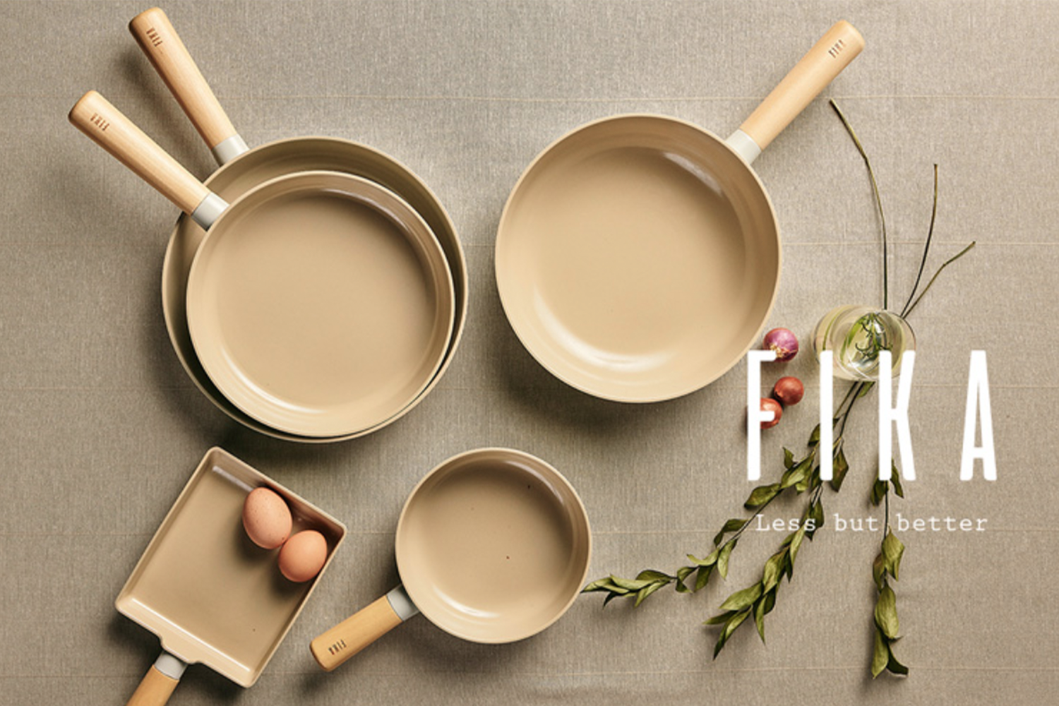 FIKA 鍋具套裝展示，配備木質手柄，展現簡約北歐風格，適合多種烹飪方式。