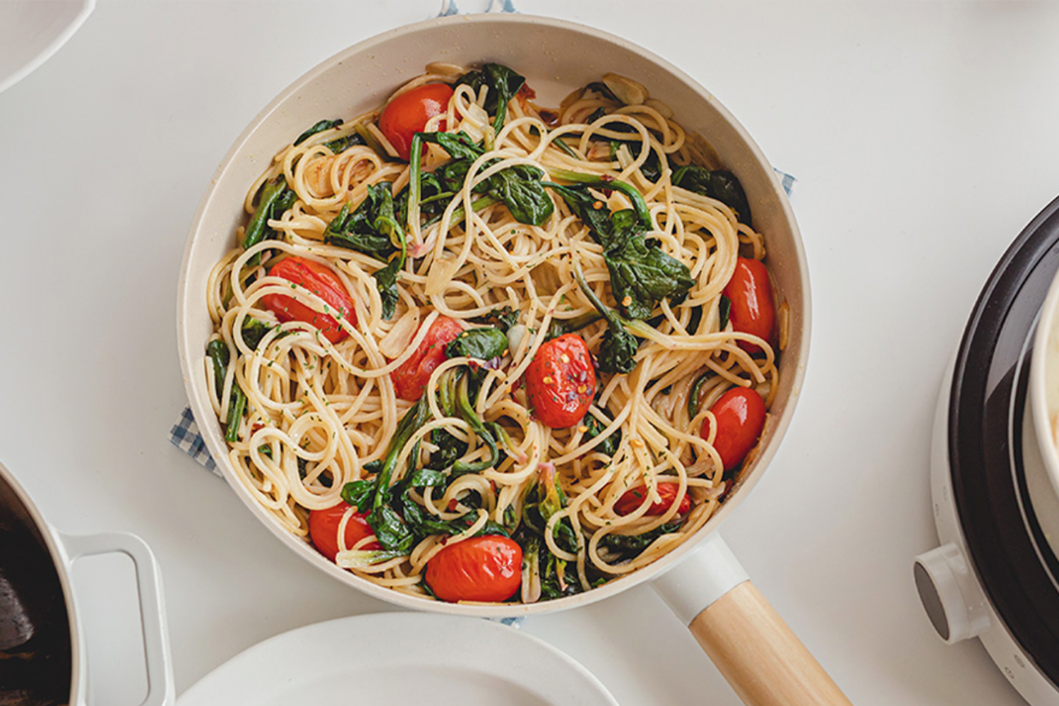 FIKA 鍋具搭配的美味義大利麵圖片，強調鍋具的多功能性和易於清潔的特點。