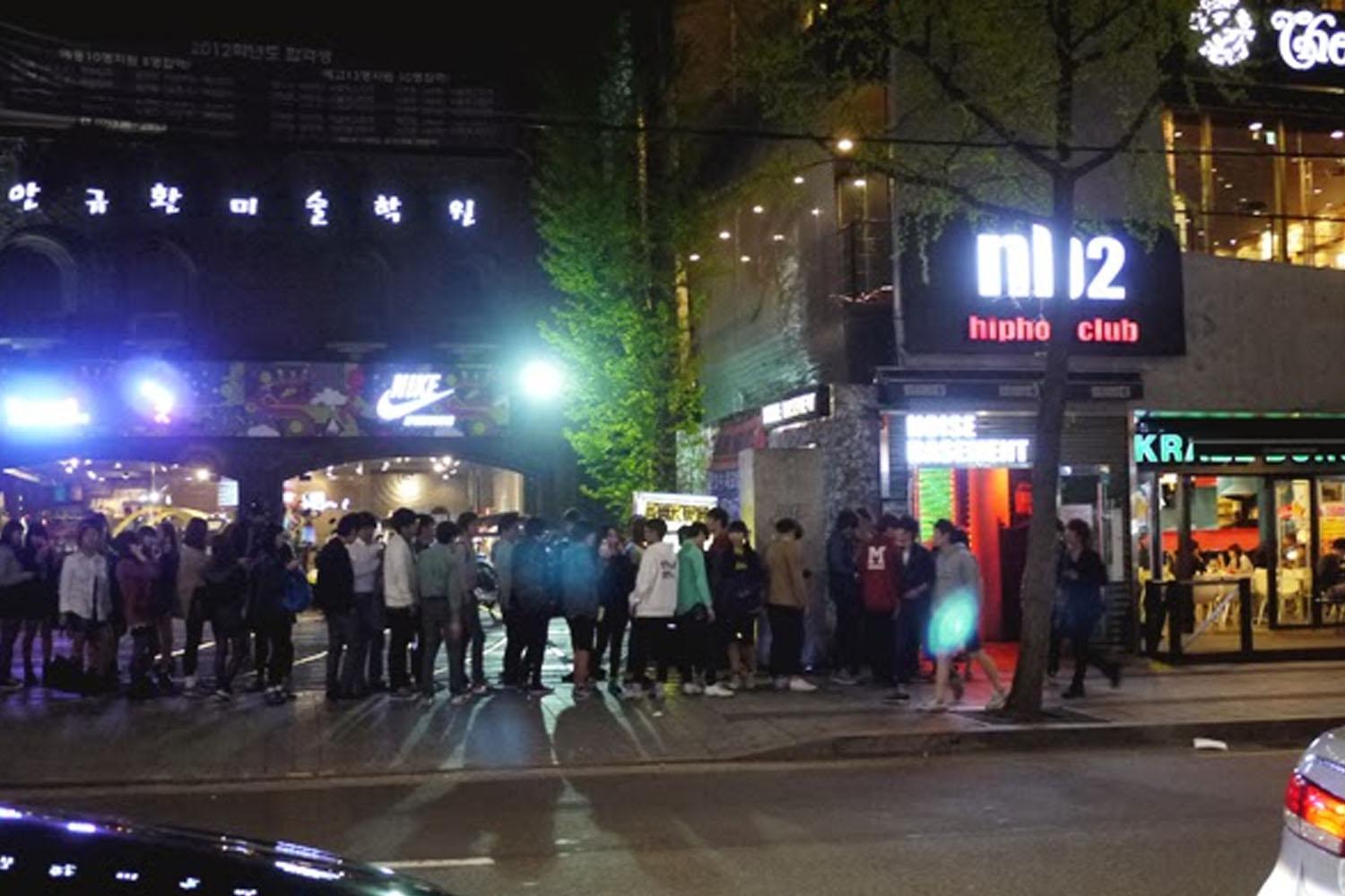 หลังจากเที่ยงคืนเราเลยย้ายมาอีกผับที่อยู่ใกล้ๆกัน  