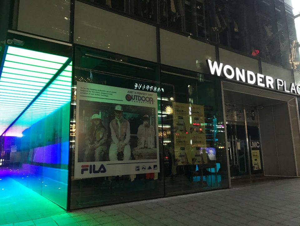 首尔弘大Wonder Place商店外景，晚上氛围，店门口静谧，光线柔和。