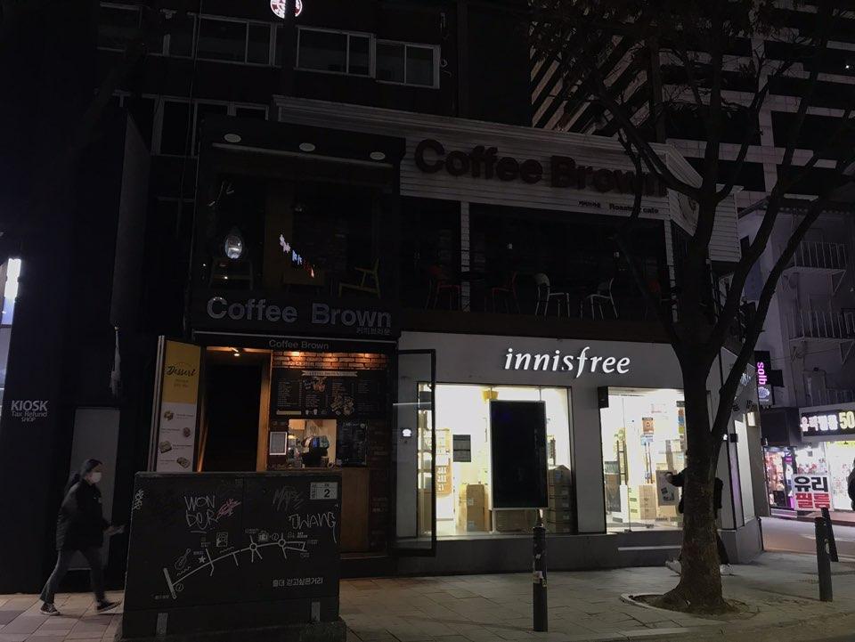 首尔弘大Innisfree和Coffee Brown店铺夜晚外观，街道空荡，环境宁静。
