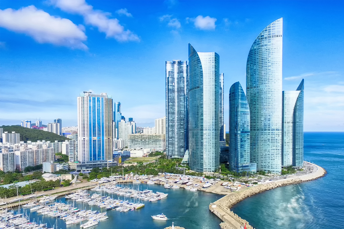 海雲臺馬林城，現代高樓大廈與遊艇碼頭在碧藍的天空和海洋中完美結合