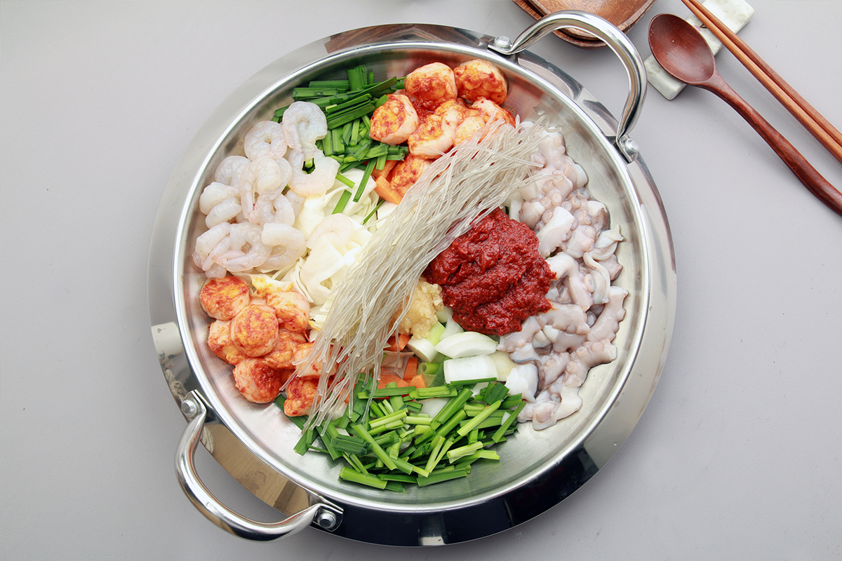 經典韓國料理章魚蝦蟹鴨湯，未煮熟的食材整齊地陳列在鍋中