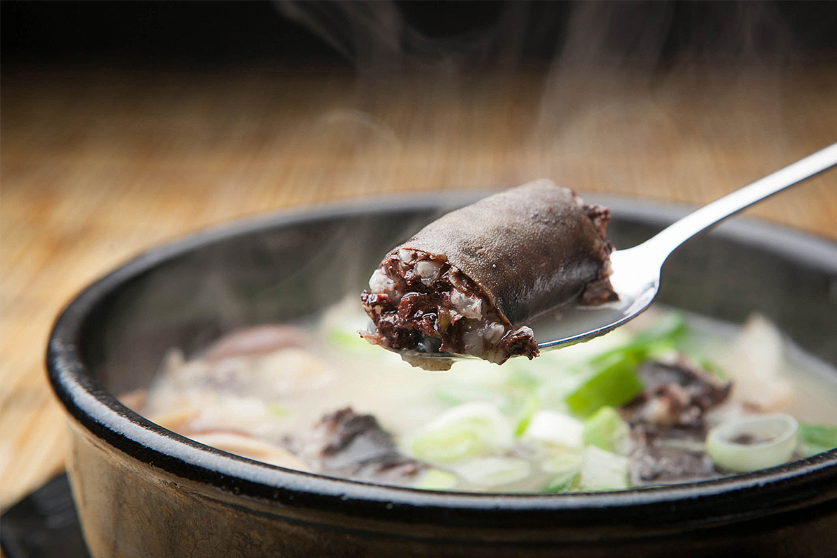 傳統韓國豬肉湯飯，特寫一勺湯裡的豬腸散發出誘人的香氣