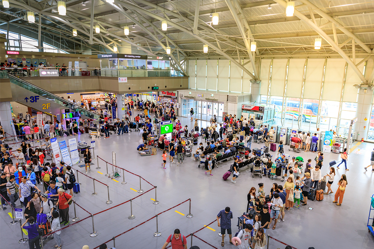 人滿為患的候機樓，大廳內有眾多乘客在等待搭機
