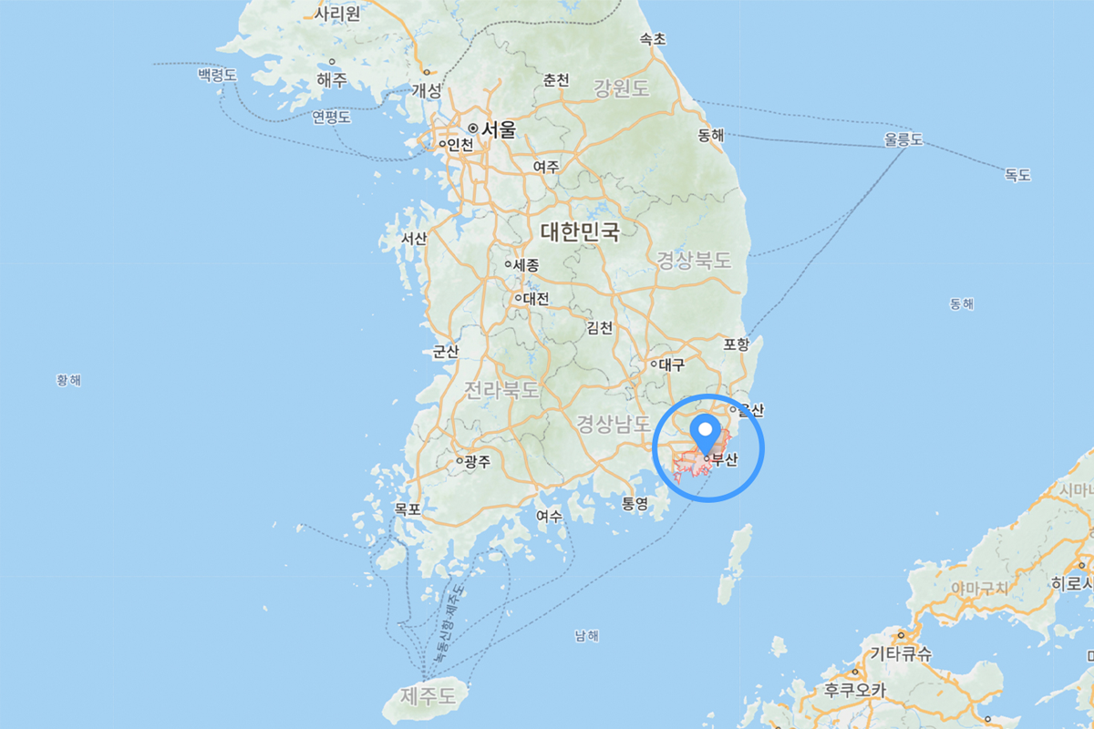 地圖，釜山於朝鮮半島的東南部位置，標註有藍色的大頭針