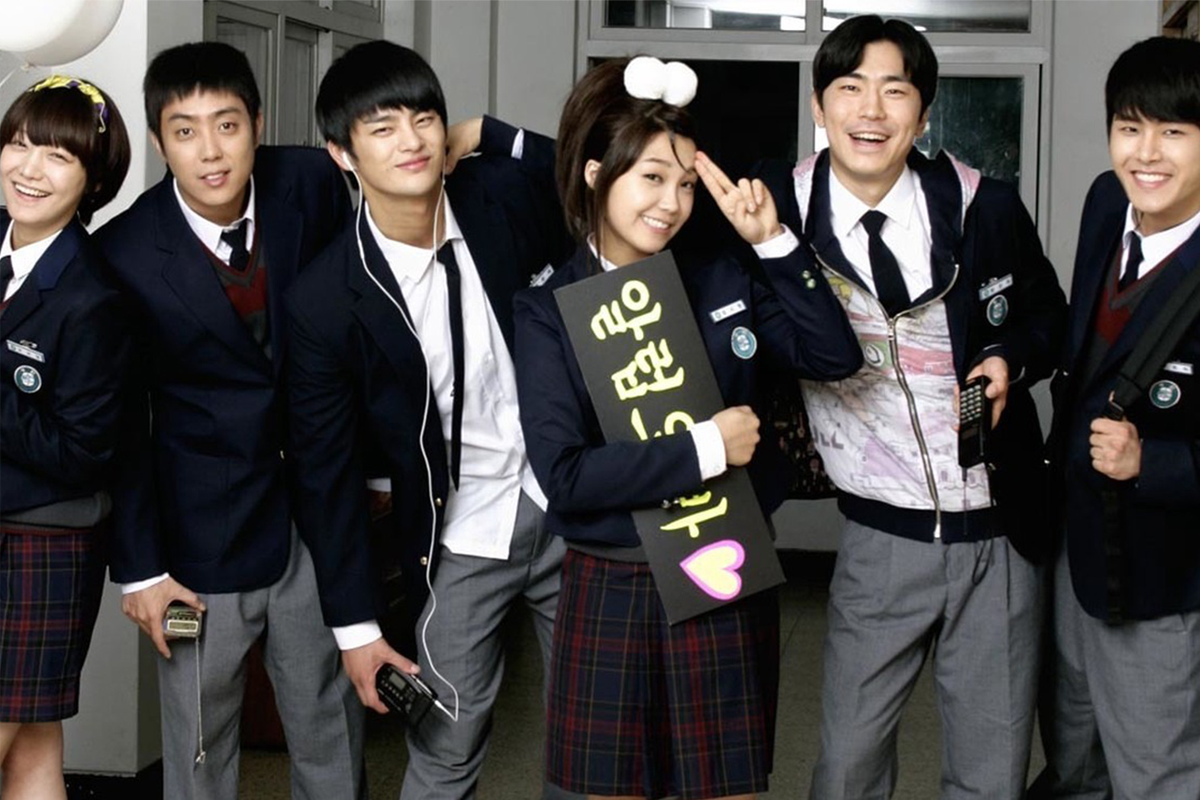 穿著學生制服的人群，群體聚在一起展現出他們的青春活力與友好關係