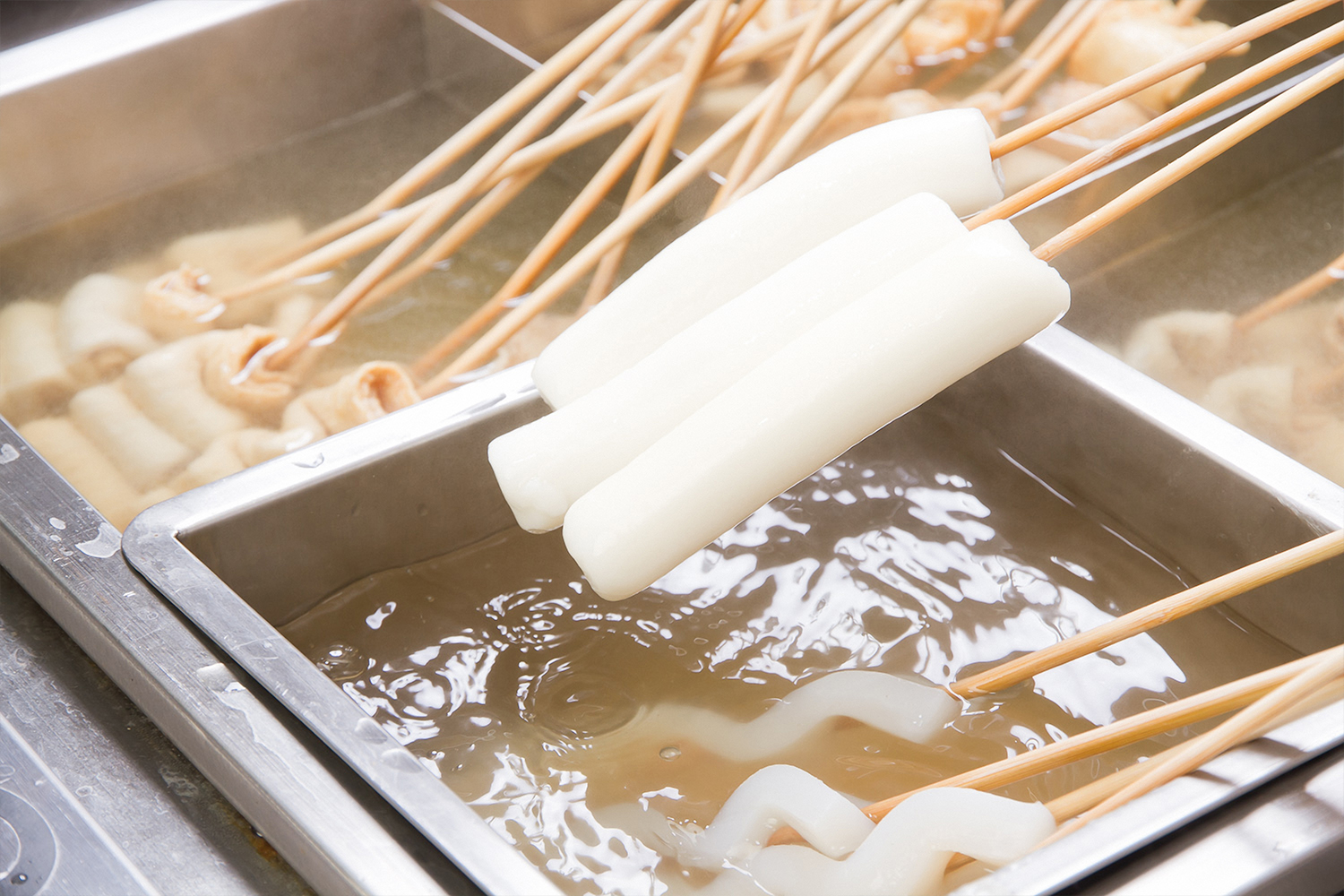 各式韓國魚糕於滾爐中煮沸，配以美味高湯，展現傳統的街邊美食