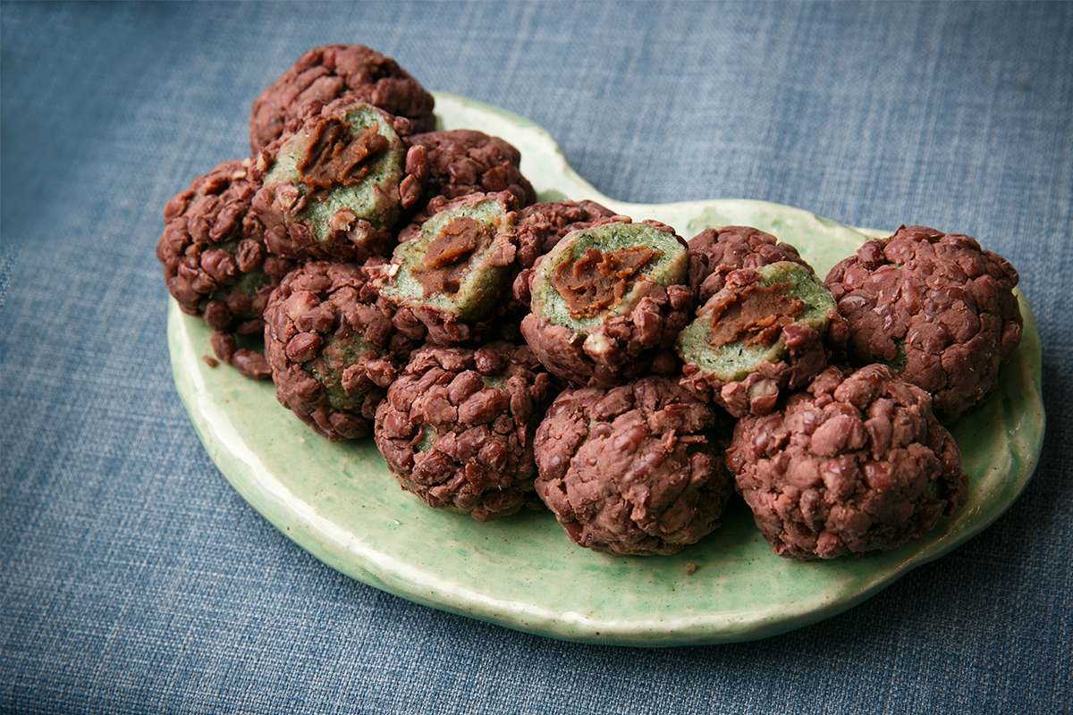 濟州傳統美食年糕（오메기떡）的特寫照片，盤子裡擺滿了包裹豆沙的年糕，表現出濟州的傳統甜品文化。