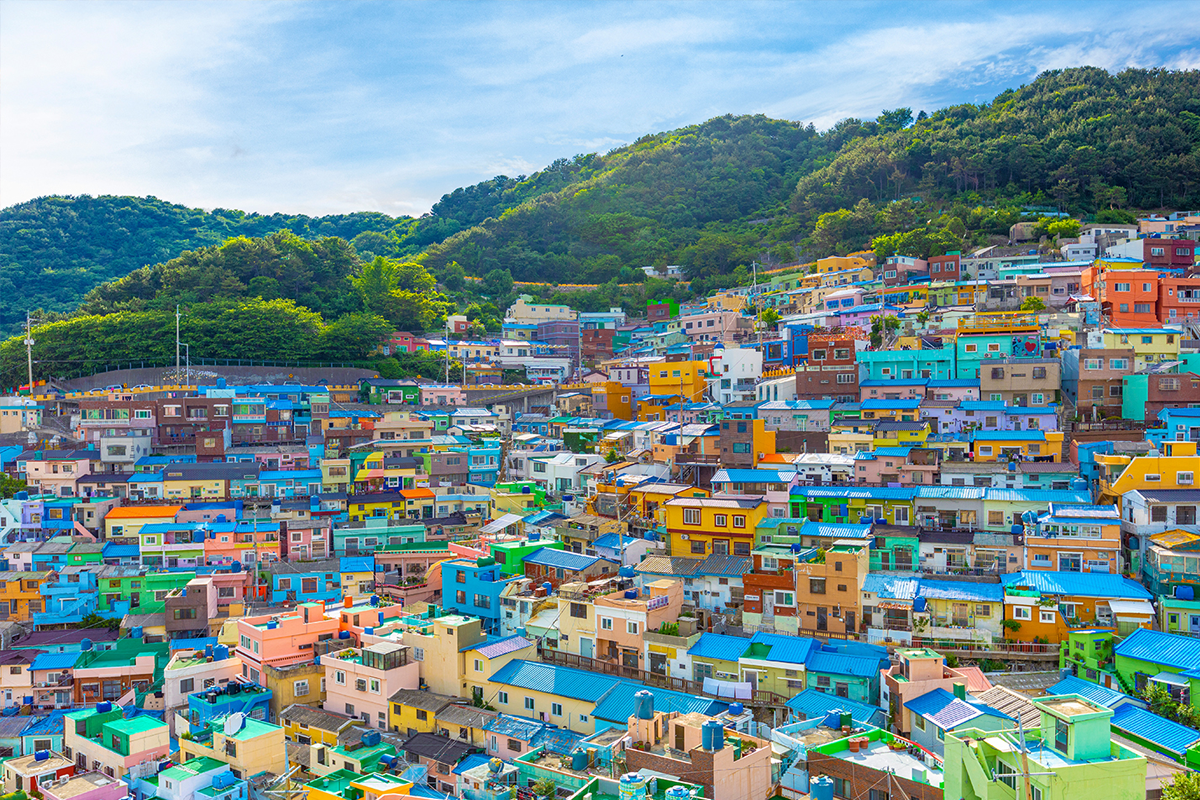 釜山甘川洞文化村，五顏六色的房屋填滿山坡，展現出獨特的當地風情