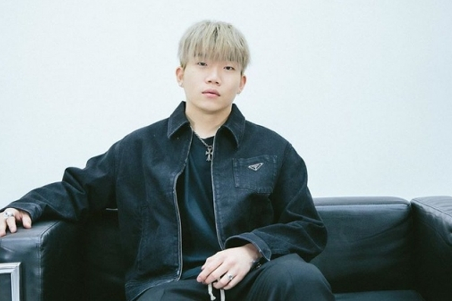 韓國Rapper Changmo 的形象接照，他的音樂具有中毒性