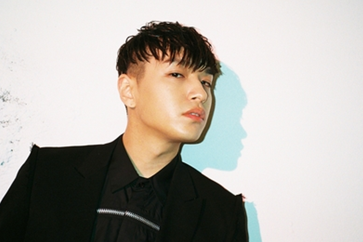 韓國Rapper Simon D 的形象接照，黑色套裝渾身傲氣