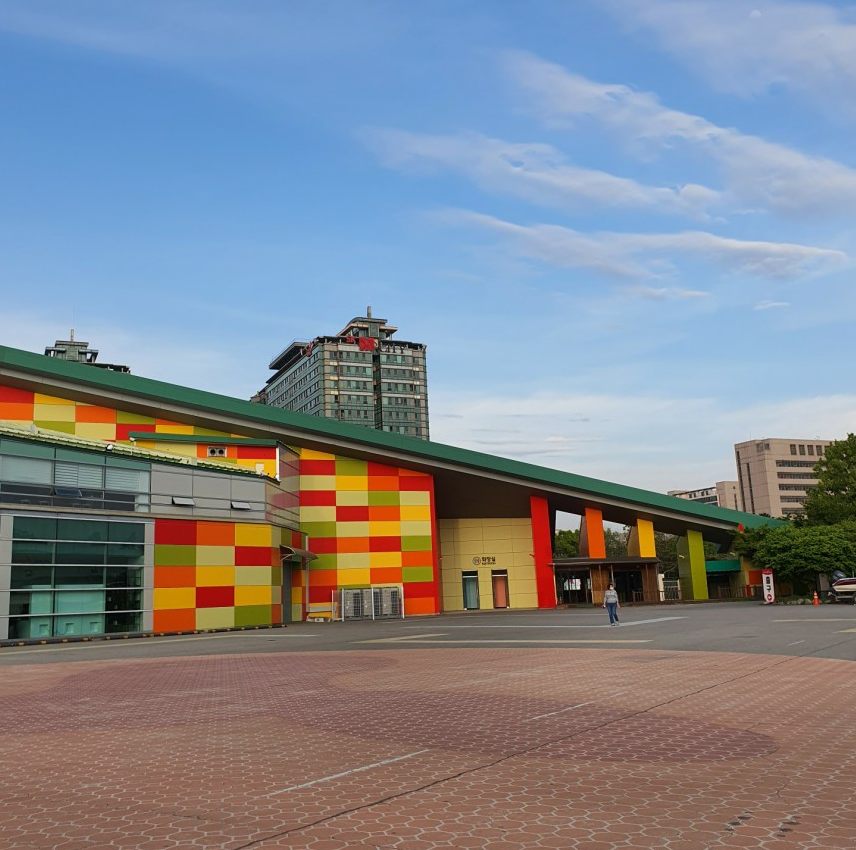 Ilsan Lake Park as seen on Ha Sung-woon