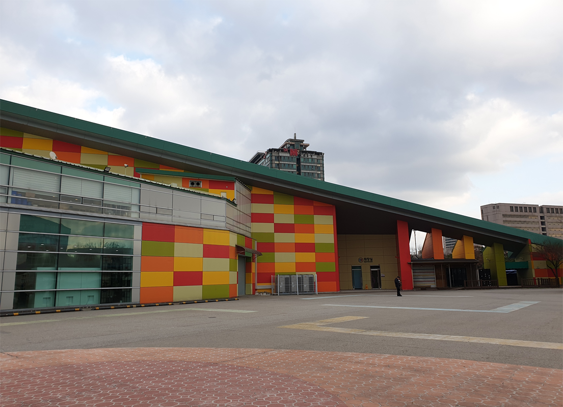 韓國一山湖水公園內彩色建築的照片，顯示了鮮艷的牆面和現代設計