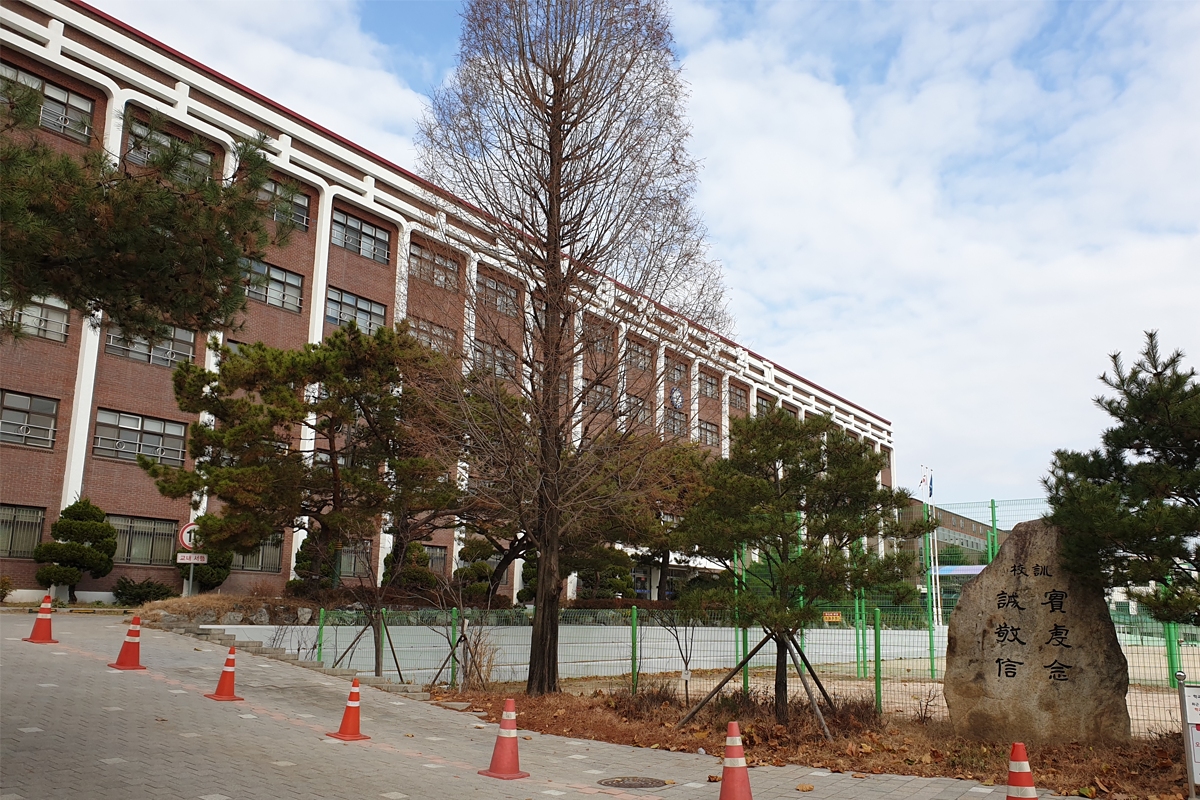 韓國京畿道一山的大真高中紅磚建築外觀照片