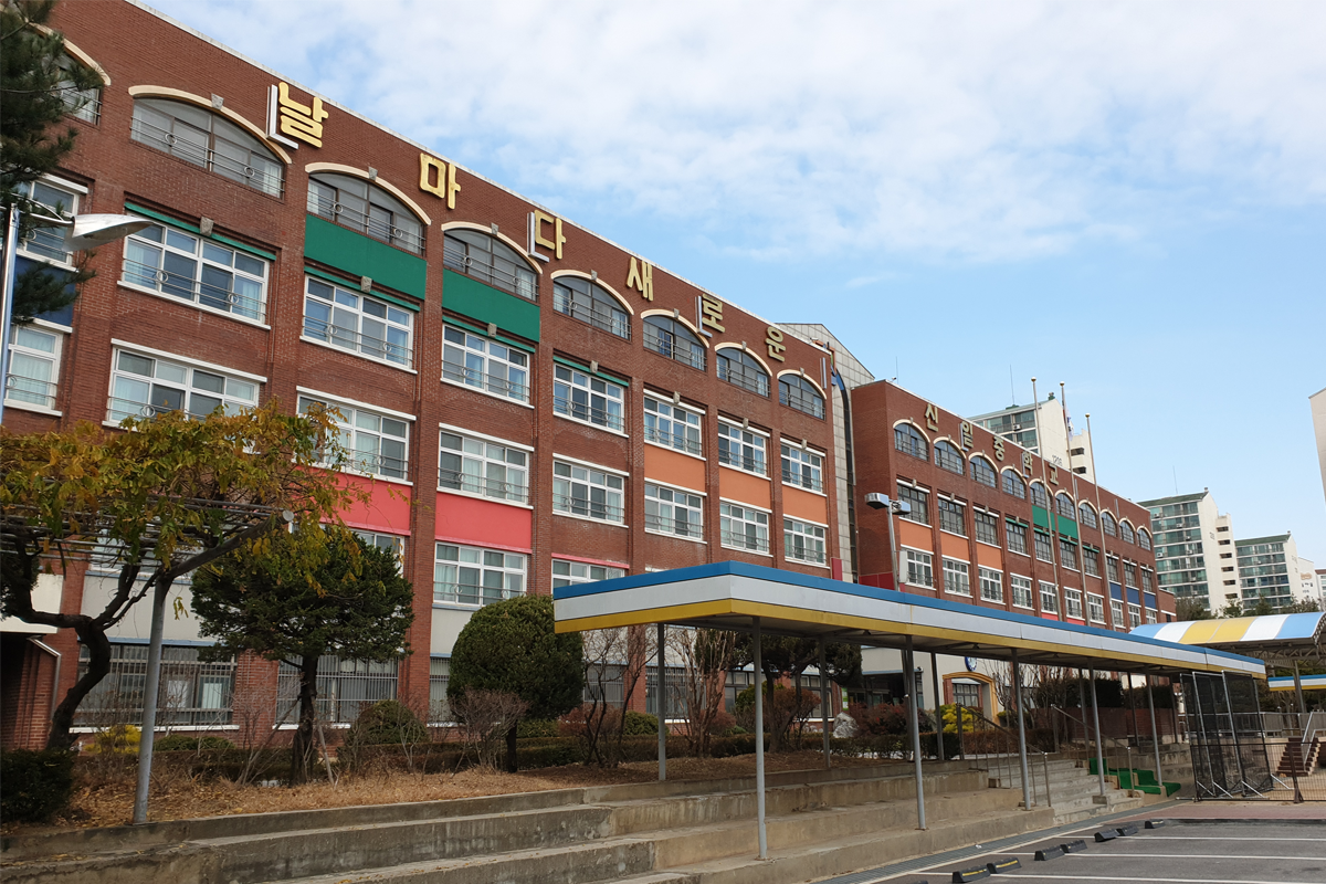 韓國京畿道一山的新一中學校的多層磚建築外觀照片