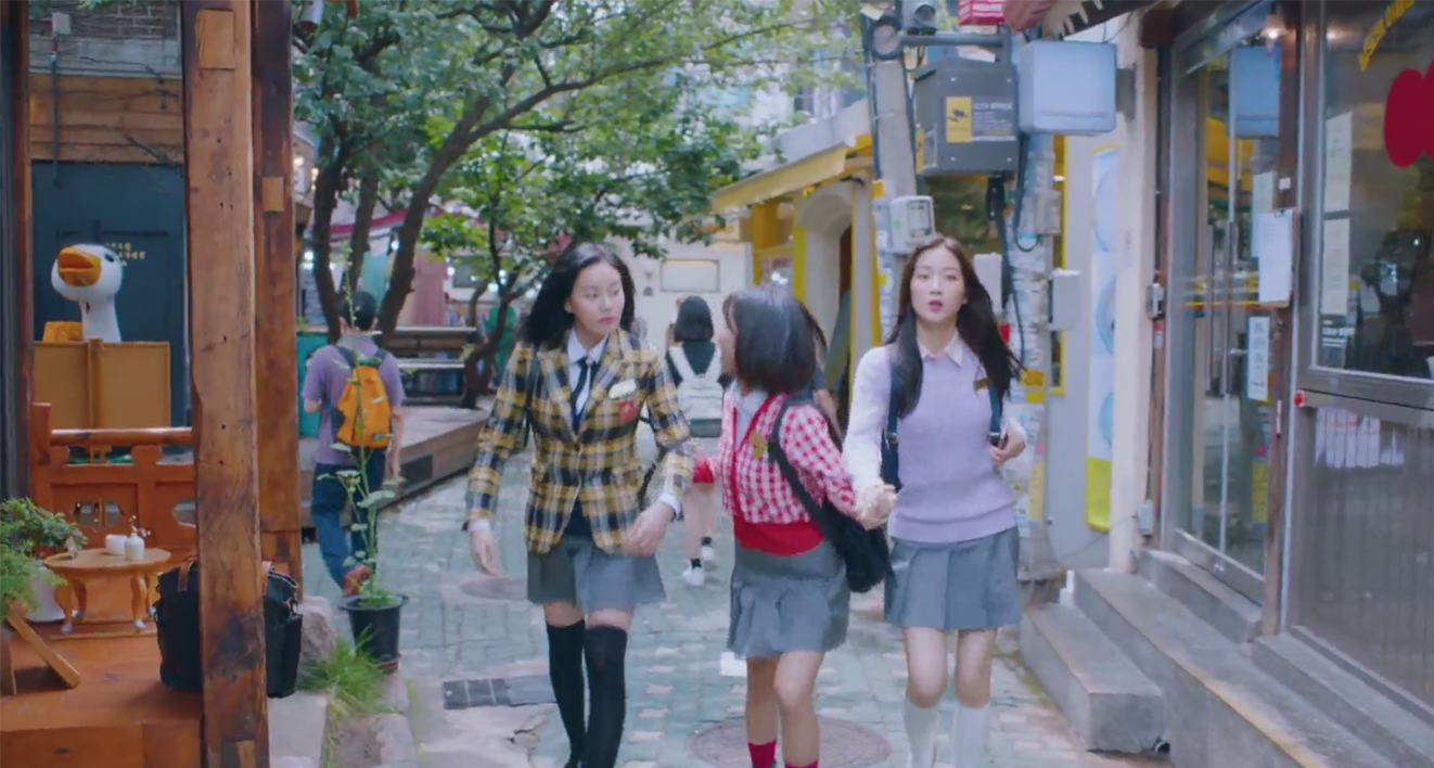 ソウルのイクソン洞を歩く制服姿の女子高生たち、『女神降臨』のドラマ撮影場所