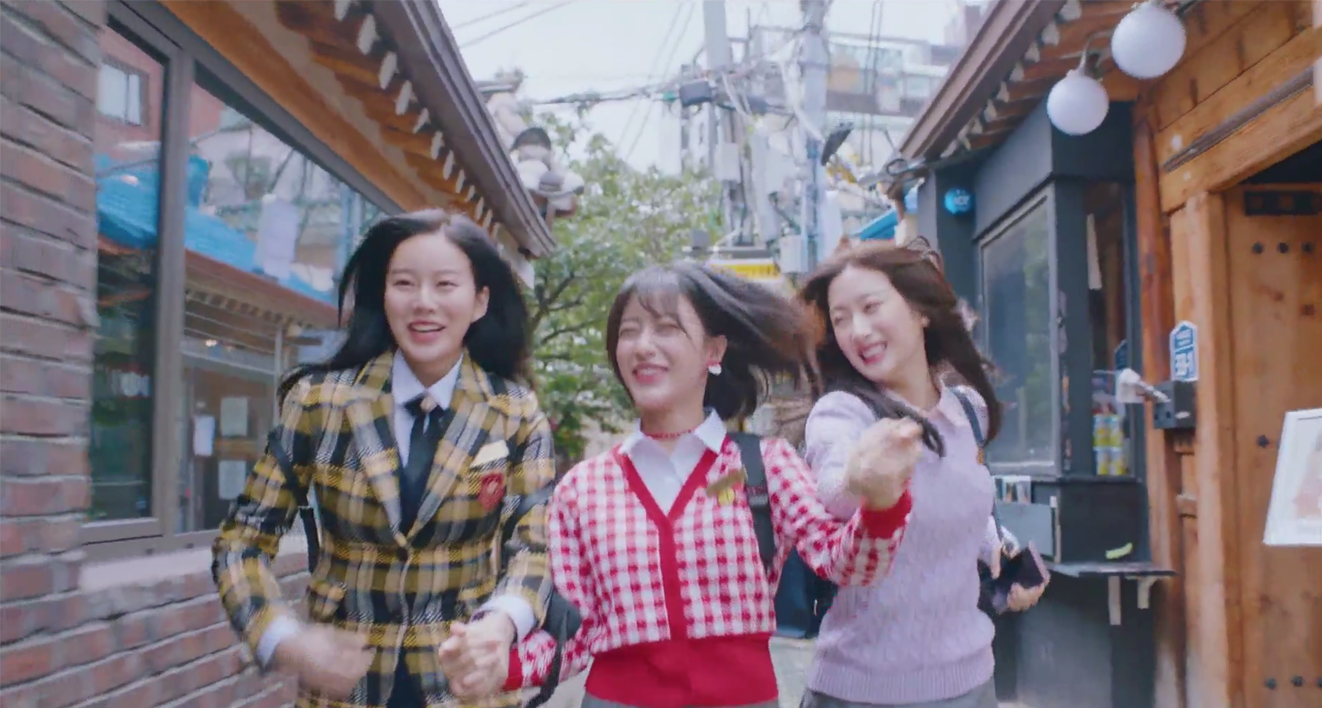 韓国ドラマ『女神降臨』のロケ地、ソウルの伝統的なイクソン洞の街並みで走る制服姿の女子高生たち