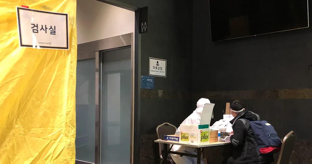 การตรวจโควิดที่โรงแรมในประเทศเกาหลีใต้ อุปกรณ์และเจ้าหน้าที่สวมชุดป้องกันเต็มรูปแบบ