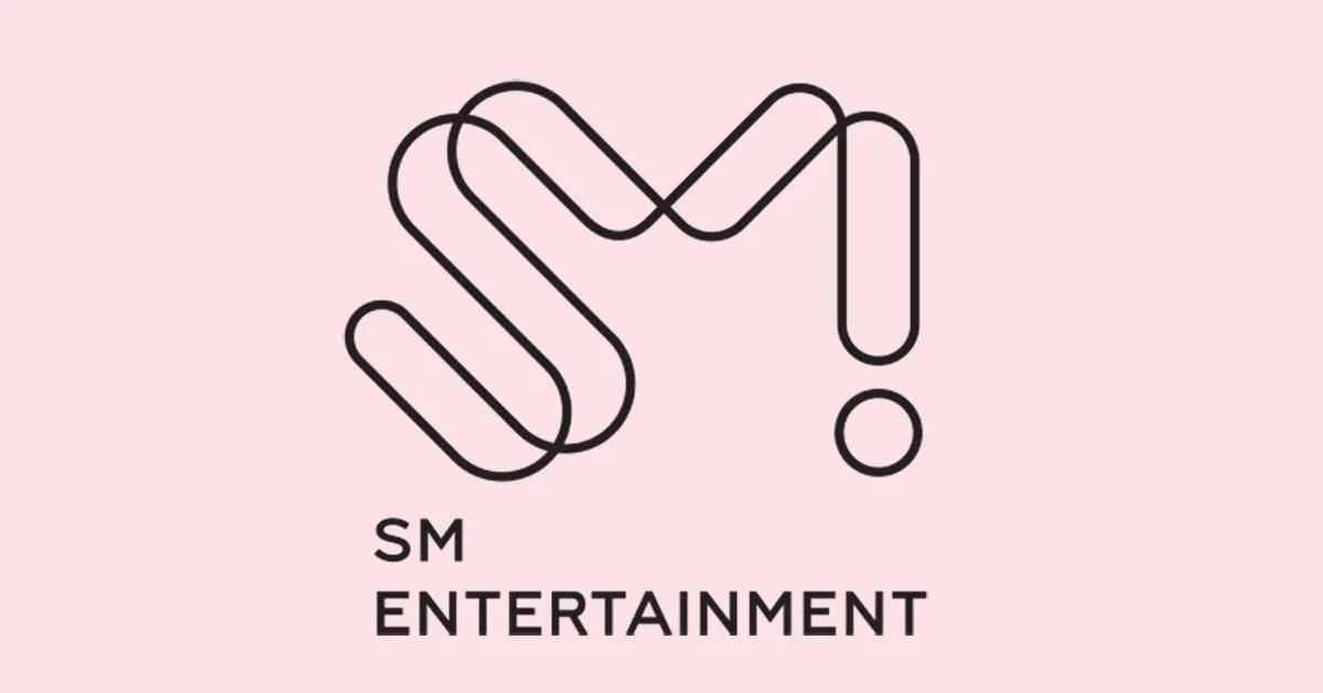 โลโก้ SM Entertainment บนพื้นหลังสีชมพู เตรียมย้ายสำนักงานไปยังที่ตั้งใหม่ในซองซู