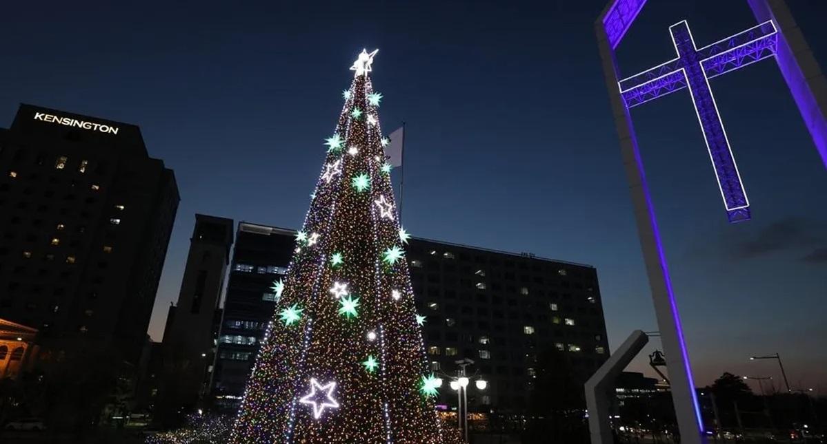 ต้นคริสต์มาสประดับไฟหลากสีสันหน้าตึกสำนักงานใหญ่ในเกาหลีใต้ ช่วงเทศกาลปีใหม่