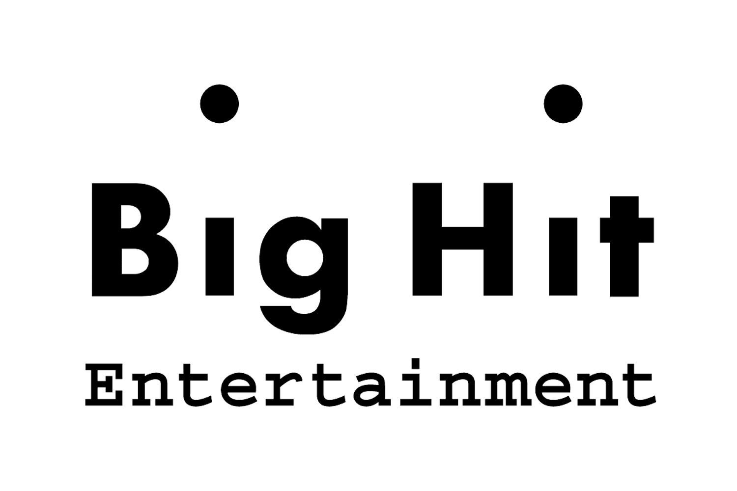 โลโก้ Big Hit Entertainment บนฉากหลังสีขาว ตัวอักษรสีดำ พร้อมวงกลมสองวงในตำแหน่งข้างบนของข้อความแสดงอารมณ์