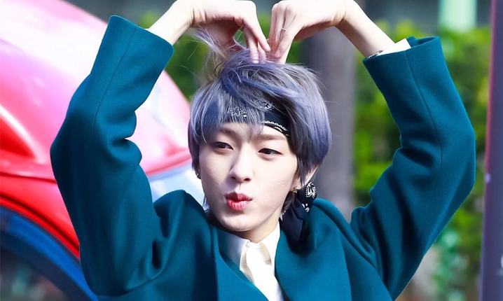 Golden Child成員宰鉉在確診新聞中的紅色背景合影