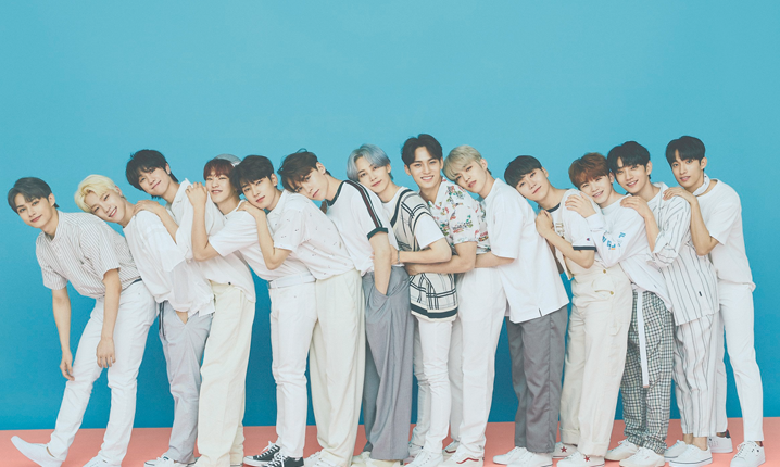 韓國男團Seventeen成員羣體合影，背景為藍色牆壁