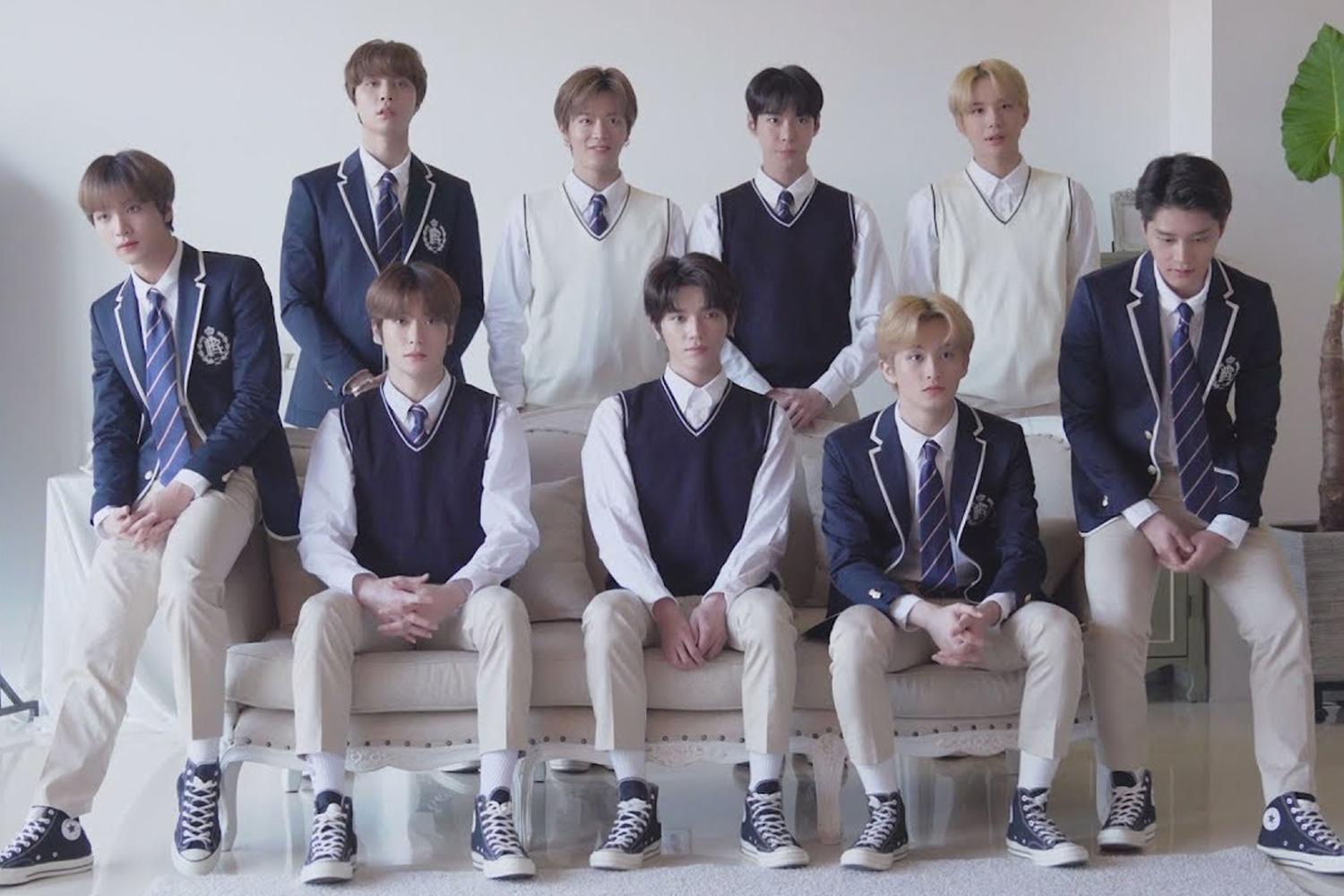 กลุ่มนักเรียนแสดงเครื่องแบบนักเรียนเกาหลีในห้องเรียน การแต่งกายแบบเป็นทางการในโรงเรียนเกาหลี