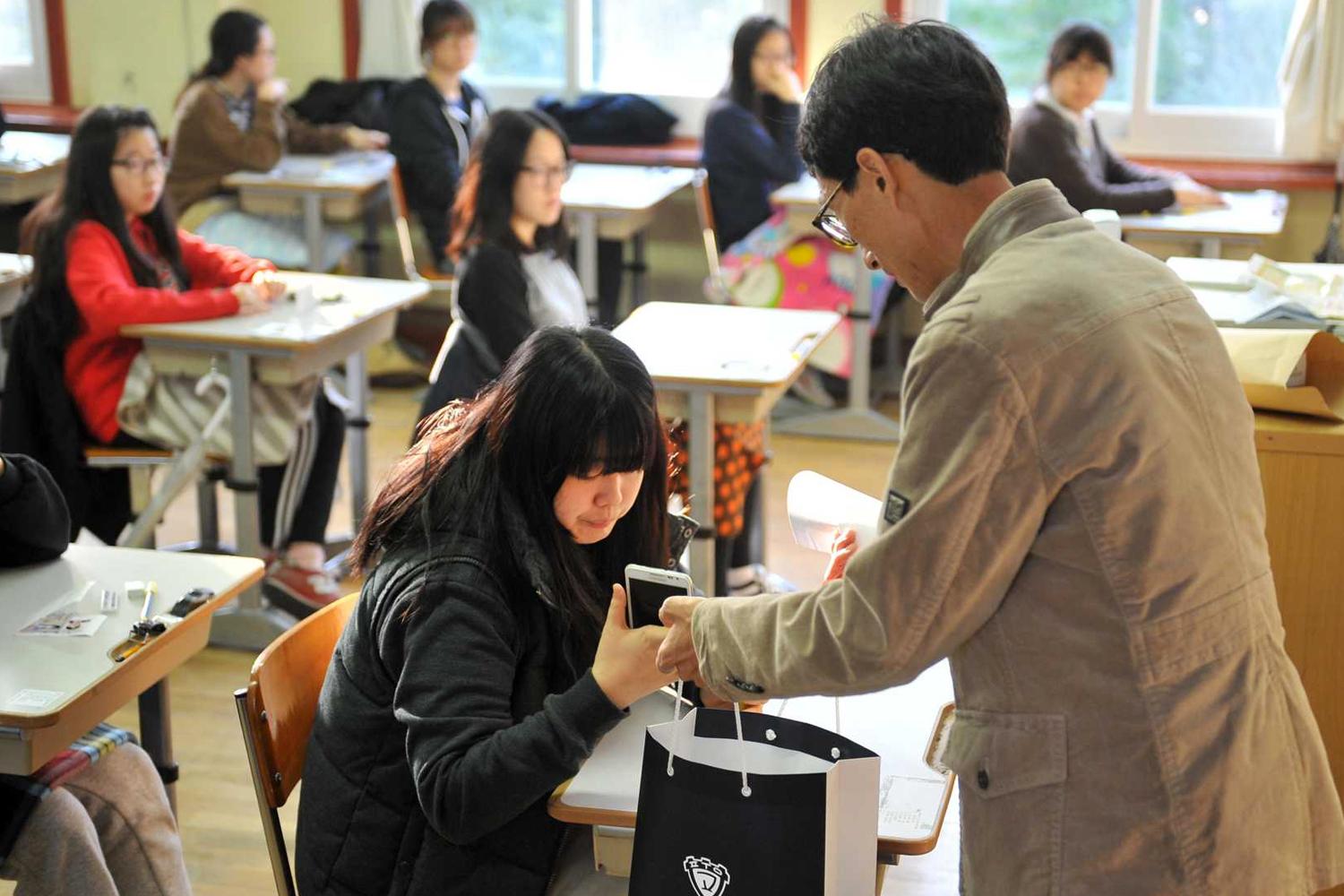 ครูเกาหลีเก็บโทรศัพท์จากนักเรียนในห้องเรียนเพื่อความตั้งใจในการเรียนรู้มากขึ้น