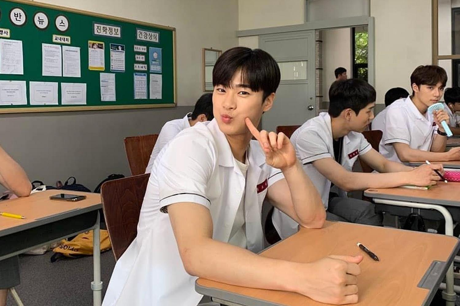 สองสาวในโรงเรียนเกาหลีกำลังพูดคุยและเล่นในห้องโถง บรรยากาศโรงเรียนในเกาหลีใต้