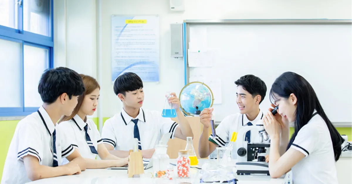 บรรยากาศในโรงเรียนมัธยมเกาหลี อาหารและการศึกษาร่วมกัน รูปภาพของกลุ่มนักเรียนในห้องเรียน