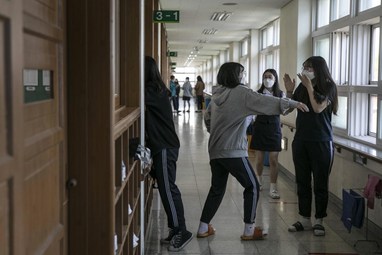 นักเรียนเกาหลีในโรงเรียนสวมรองเท้าแตะ ภายในบรรยากาศของห้องโถงโรงเรียน