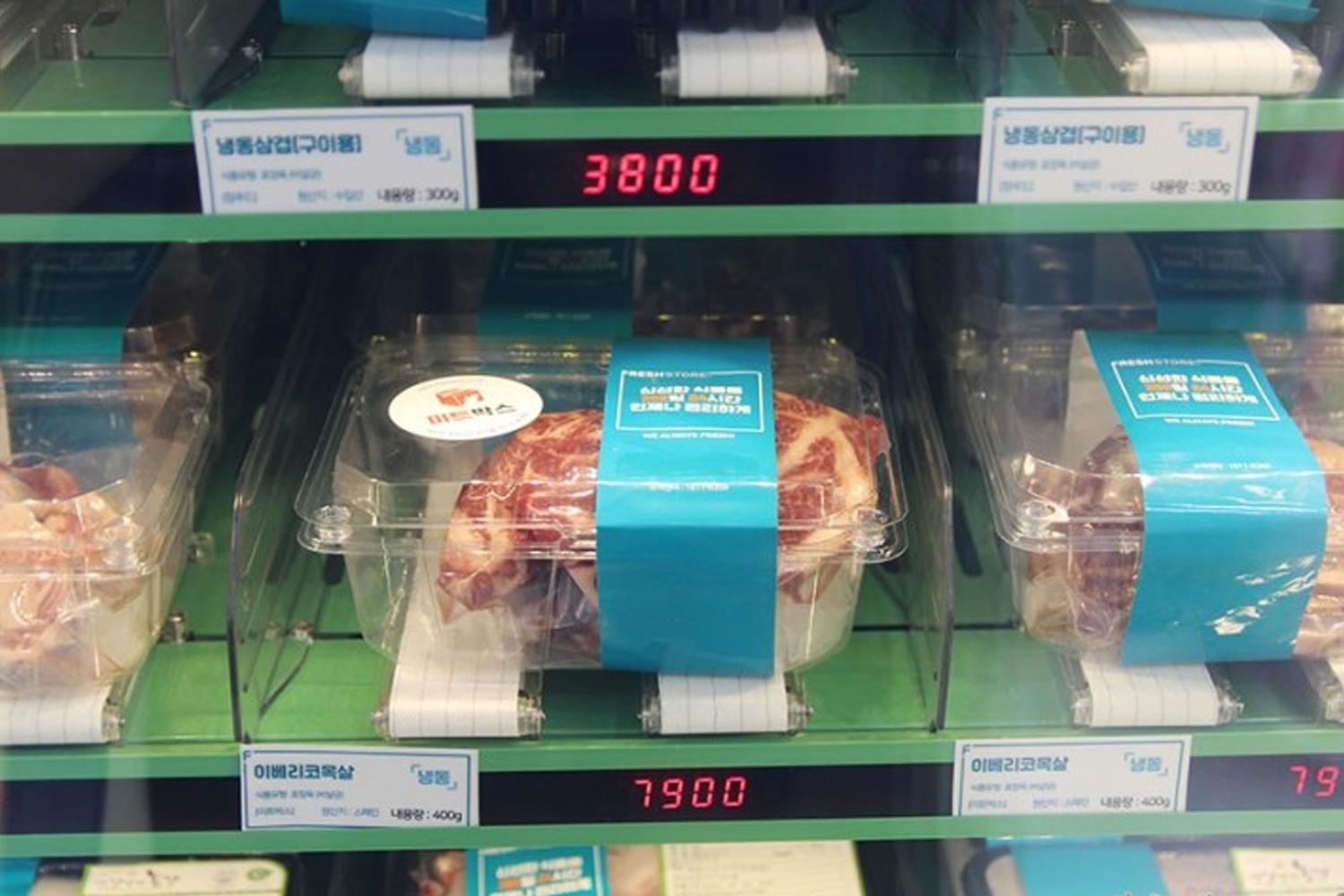 韓國Fresh Store自助販賣機內展示的高質量肉類產品，體現Untact購物便利性。