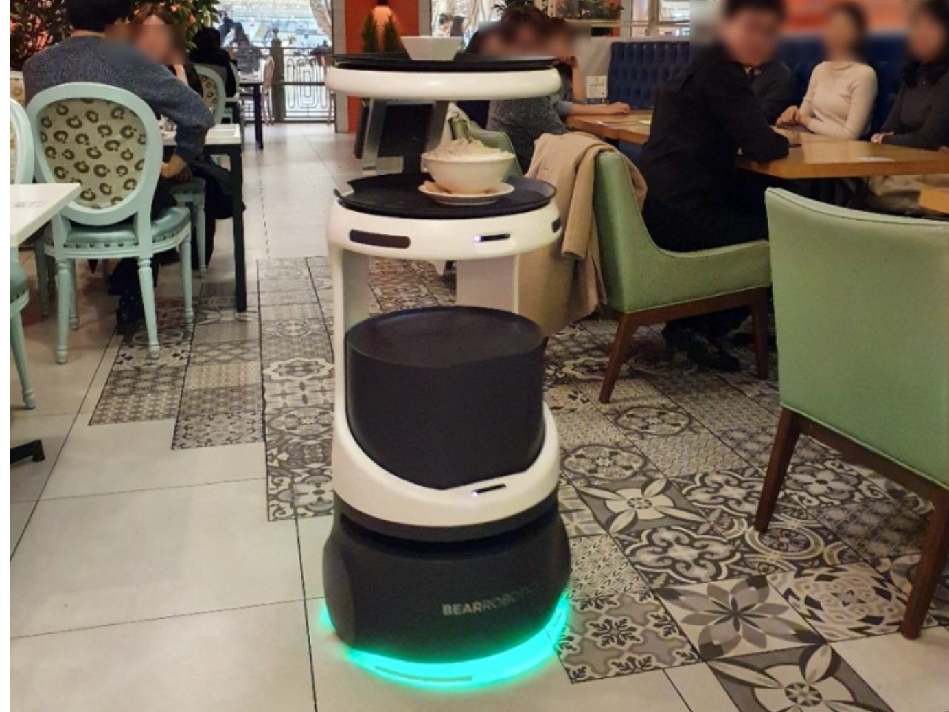 一間韓國餐廳內的送餐機械人，展示Untact服務的科技應用。