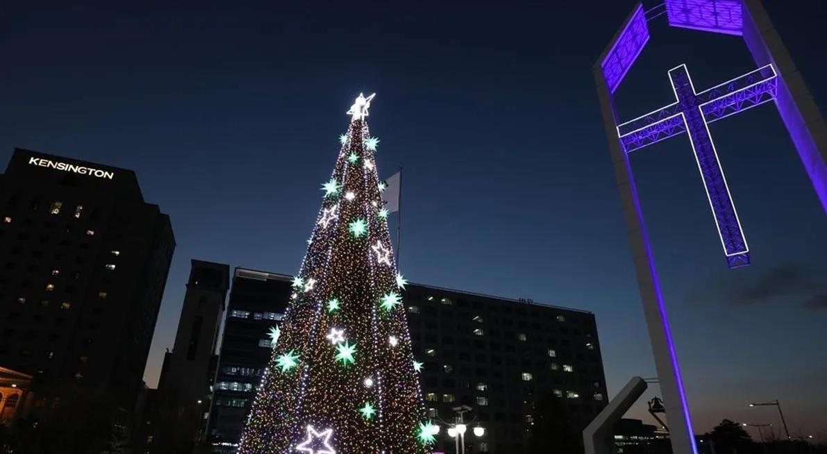 ต้นคริสต์มาสที่ประดับไฟสวยงามหน้าตึกเคนซิงตันในกรุงโซล ประเทศเกาหลีใต้