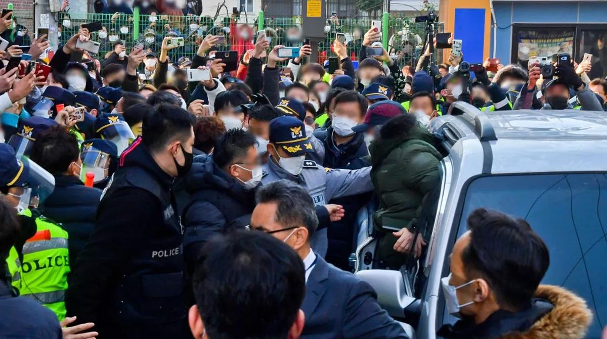 ภาพความหนาแน่นของประชาชนและเจ้าหน้าที่ตำรวจที่มารวมตัวกันหน้าบ้านในเกาหลีใต้ท่ามกลางสถานการณ์ความไม่สงบ