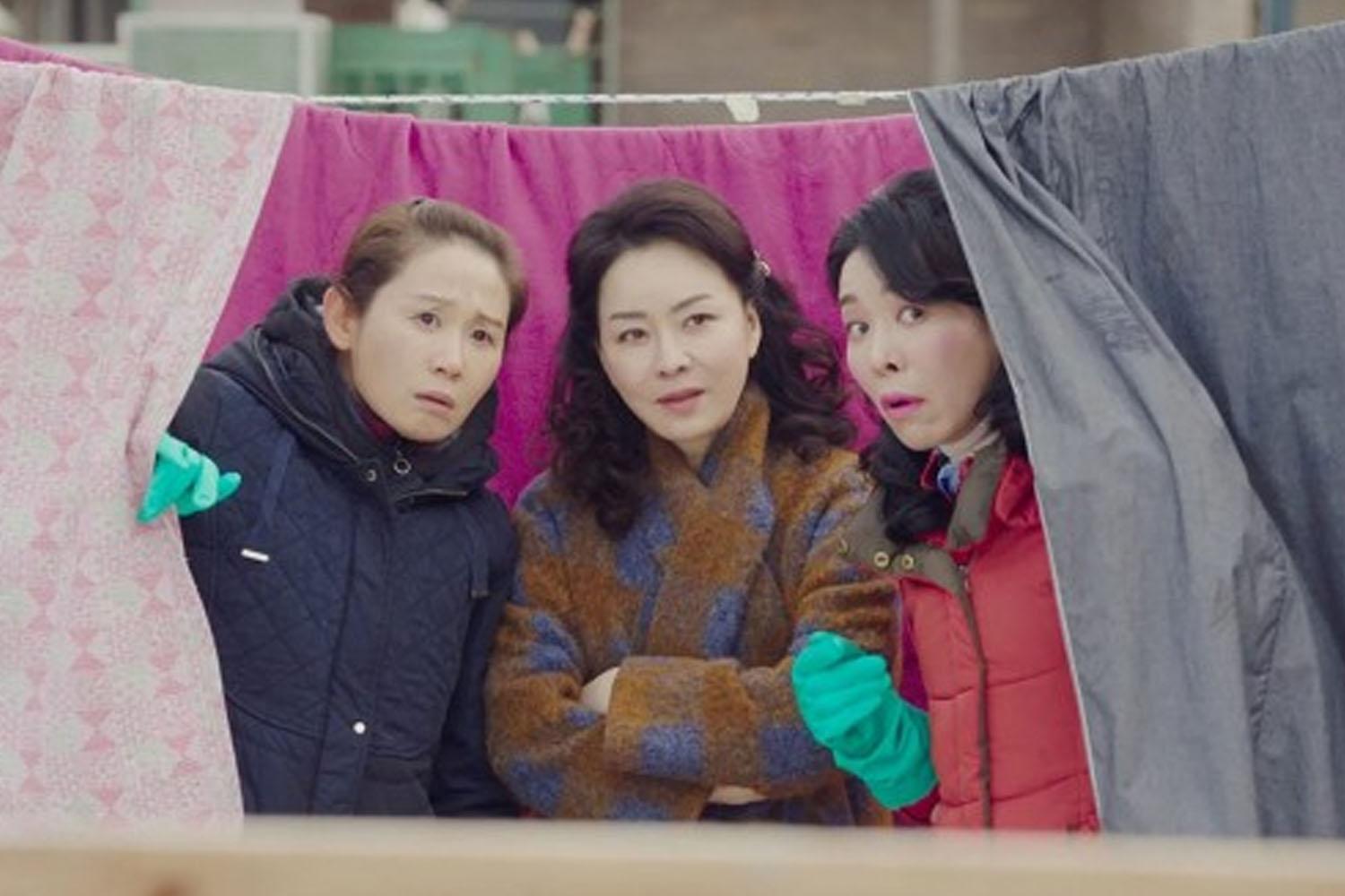 คำว่า "อาจุมม่า" เป็นคำที่ใช้เรียกผู้หญิงที่ดูมีอายุแล้วระดับหนึ่ง 