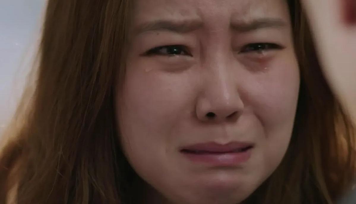 ภาพใกล้ชุดเจ้าสาวที่เน้นรายละเอียดของเนื้อผ้าและการประดับประดา แสดงถึงความสวยงามของชุดแต่งงาน