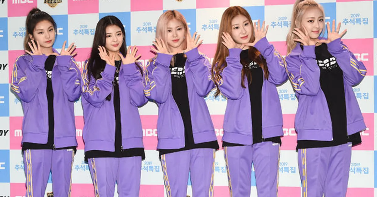 韩国潮牌推荐，五位身穿紫色运动服的女艺人在活动中摆姿势展示潮流时尚