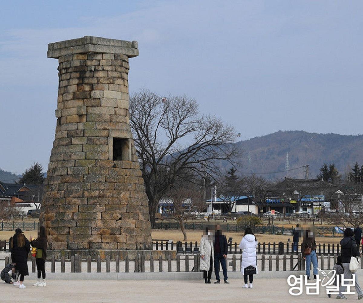 Taking pictures in fron of Cheomseongdae, an astronomical observatory from the 7th century