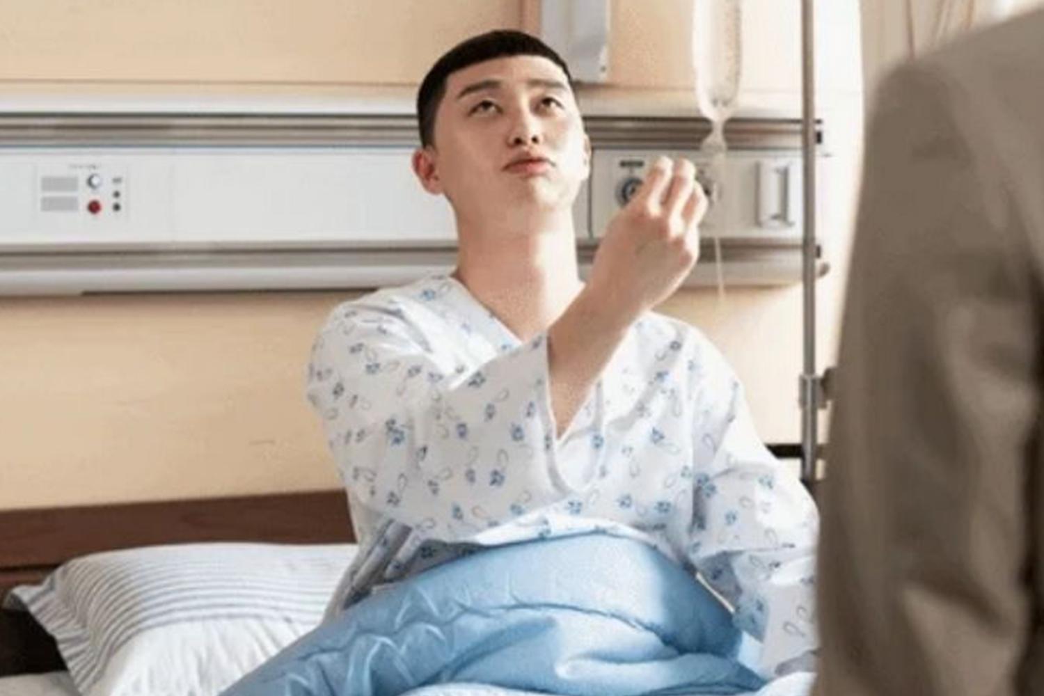 樸敍俊在醫院病牀上的戲劇場景