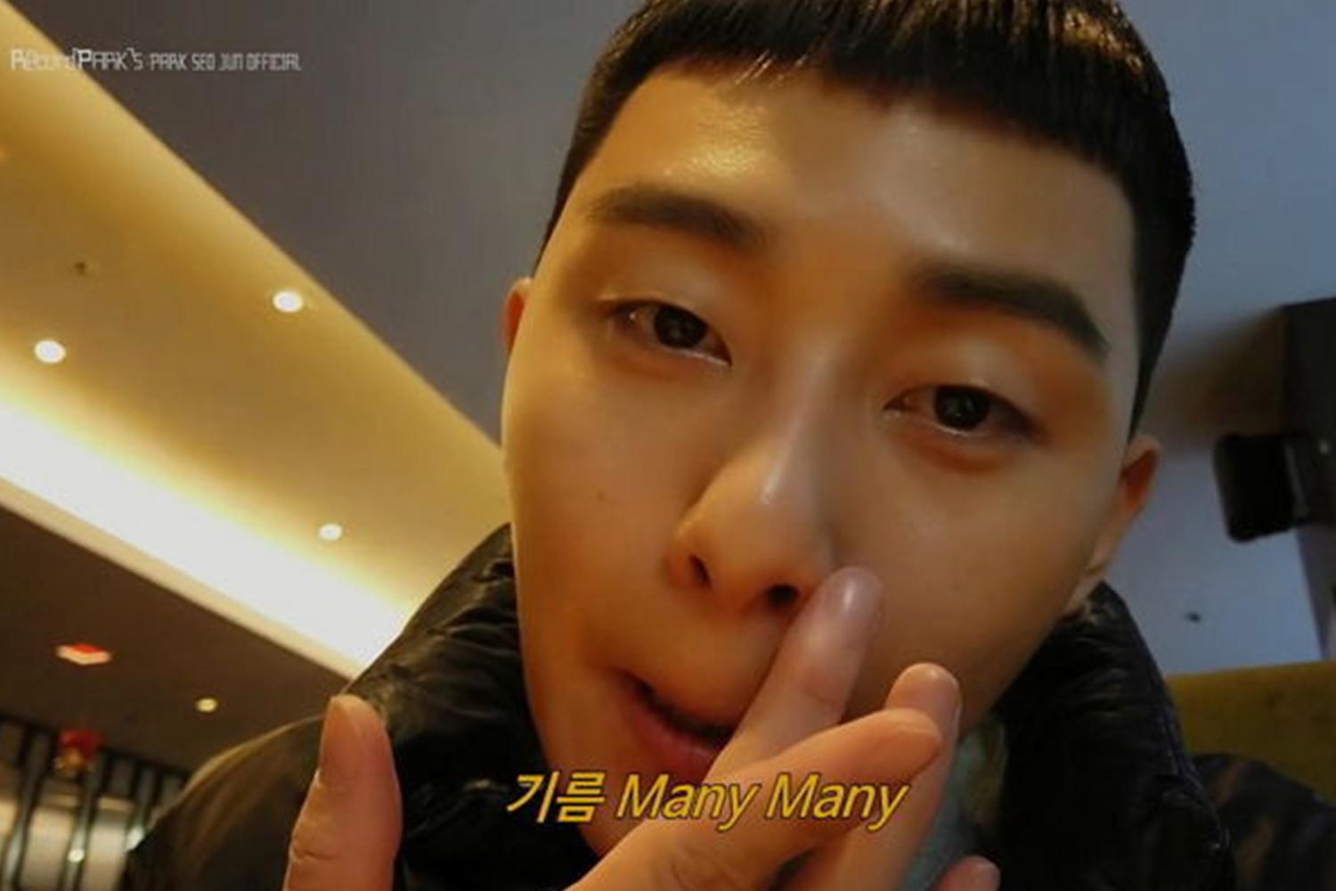 樸敍俊在室內對著相機做搞怪手勢展示幽默性格