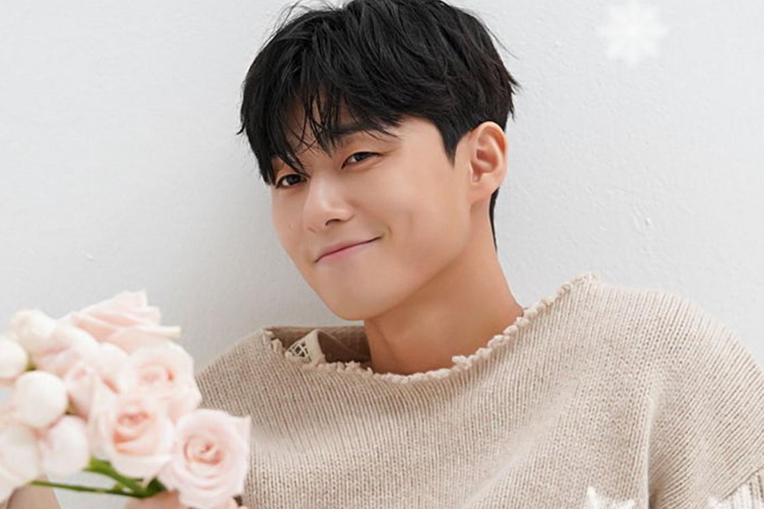 樸敍俊抱著一束玫瑰花展示其温暖的性格與魅力