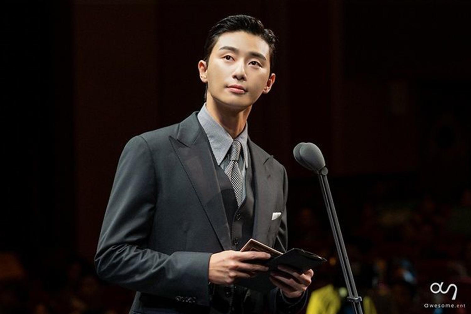 樸敍俊於頒獎典禮上身著西裝擔任頒獎嘉賓的形象