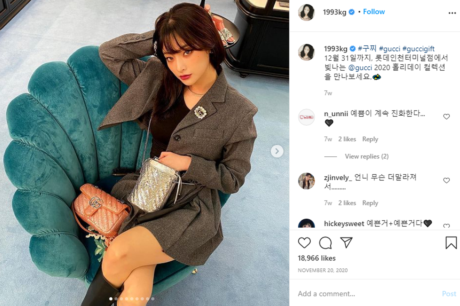 坐在藍色椅子上，穿著灰色西裝裙，手持Gucci銀色包包的韓國模特Byun Jung Ha，展現高端時尚風格。
