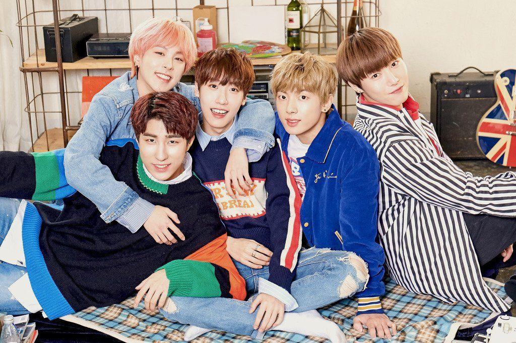 กลุ่มวัยรุ่นชายแต่งตัวแฟชั่นลำลอง ผสมผสานความหลากหลายในเสื้อผ้า ใส่สบายและทันสมัย