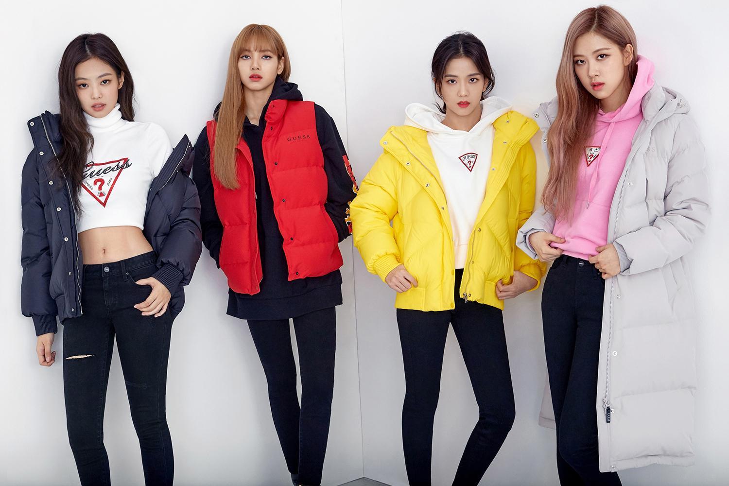 กลุ่มแฟชั่นเกาหลีสวมเสื้อกันหนาวหลากสี เช่น สีดำ สีแดง สีเหลือง และสีชมพู พร้อมสไตล์ที่แตกต่างกัน